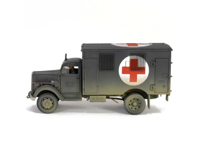 Kfz.305 OPEL BLITZ AMBULANS WEHRMACHT WWII - FORCES of VALOR 801101B 1/32